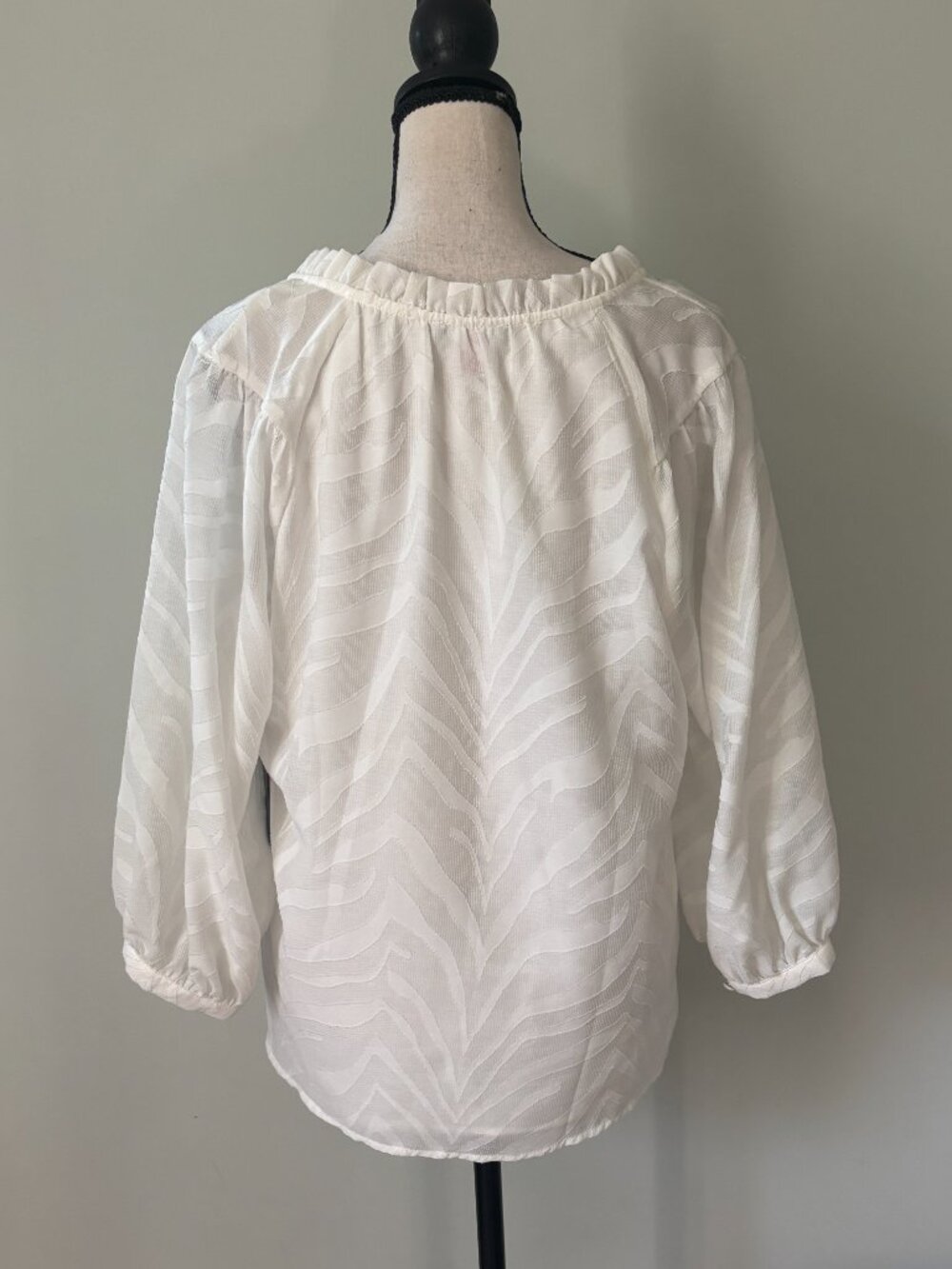 Vince Camuto Ivory Zebra-Jacquard Tie-Neck Blouse — Size XS NWT - Picture 3 of 5